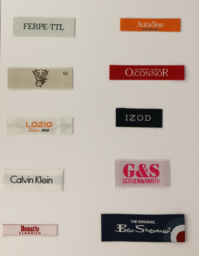 Le tissu fait main de labels professionnels d'habillement tissé par usine marque les étiquettes de cou pliées par extrémité