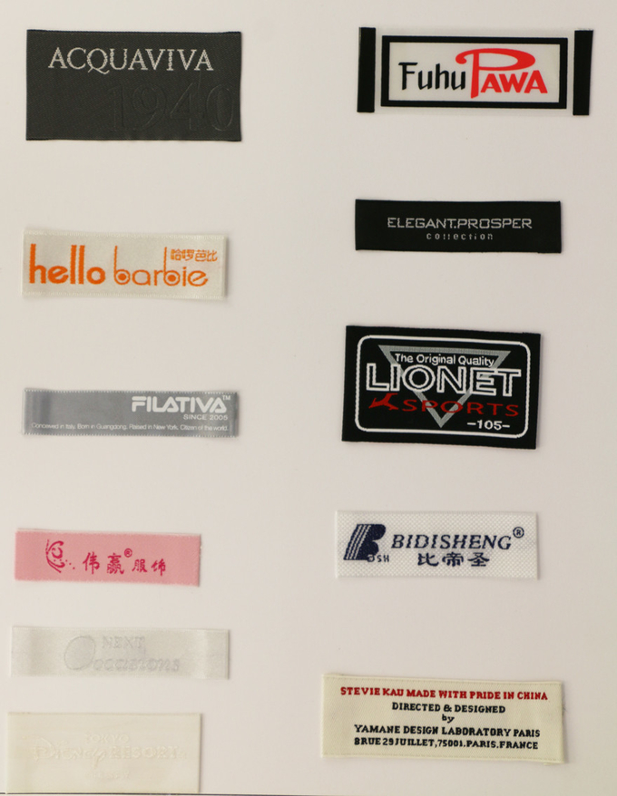 Le tissu fait main de labels professionnels d'habillement tissé par usine marque les étiquettes de cou pliées par extrémité