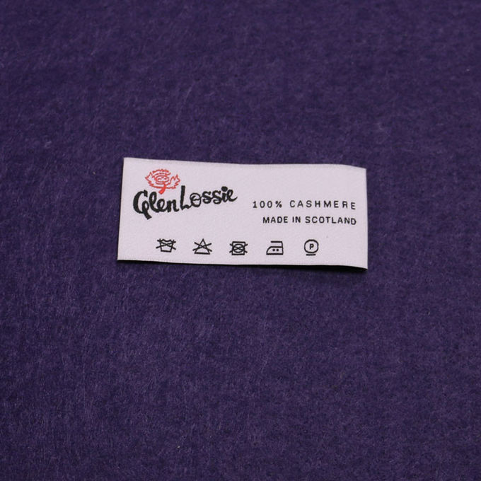 Le vêtement personnalisé cousent dans le pliage central de pli d'extrémité de labels de tissu