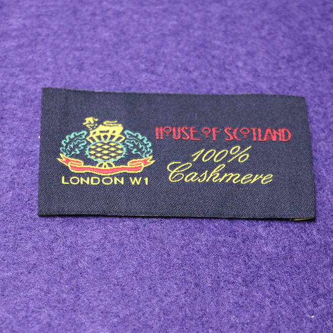 La place noire de polyester d'étiquettes faites sur commande de luxe d'habillement de vêtement d'OEM cousent dans des labels de nom
