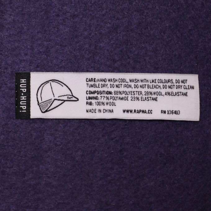 L'habillement fait sur commande de pli central marque le fer de cou sur des labels de nom
