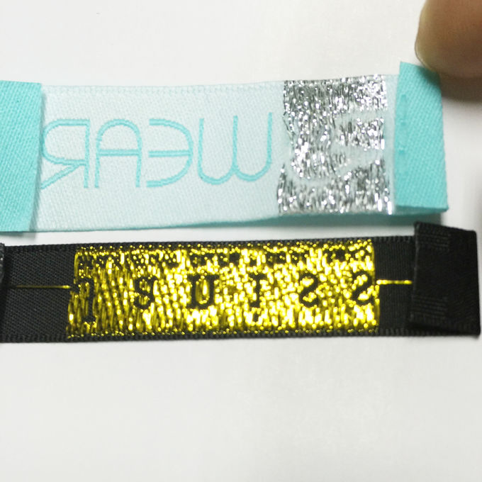 Le textile tissé fait sur commande de couleur d'or marque les labels tissés par T-shirt de rectangle