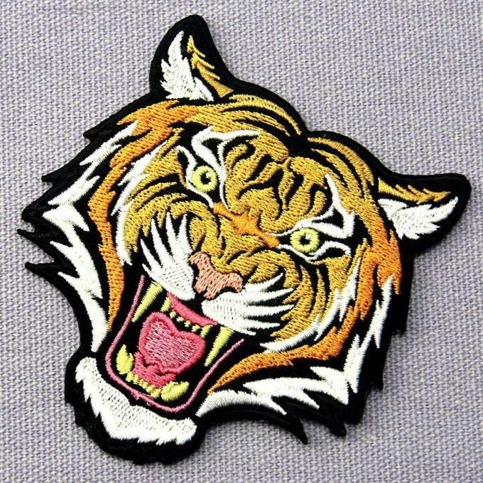 Les insignes de tissu brodés par machine cousent sur le logo fait sur commande d'animal de tigre