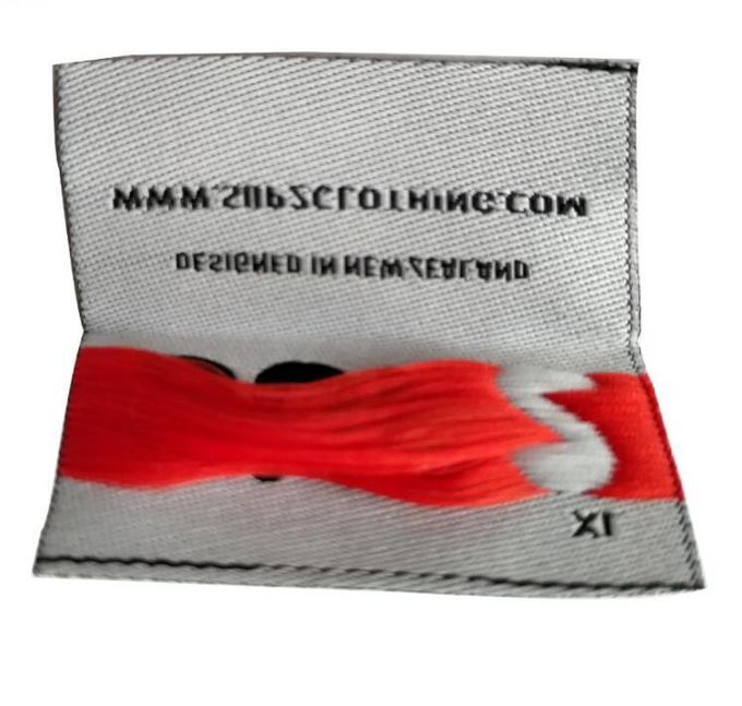 Labels tissés pliés par couleur de PMS réutilisés pour le vêtement, labels tissés de robe